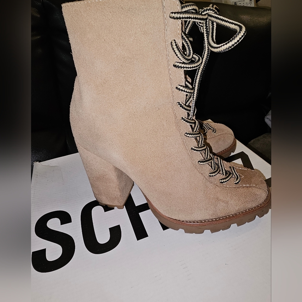 SCHUTZ Bota Salto Alto Cow Suede Sandstone Naina Booties. Size 7 5.